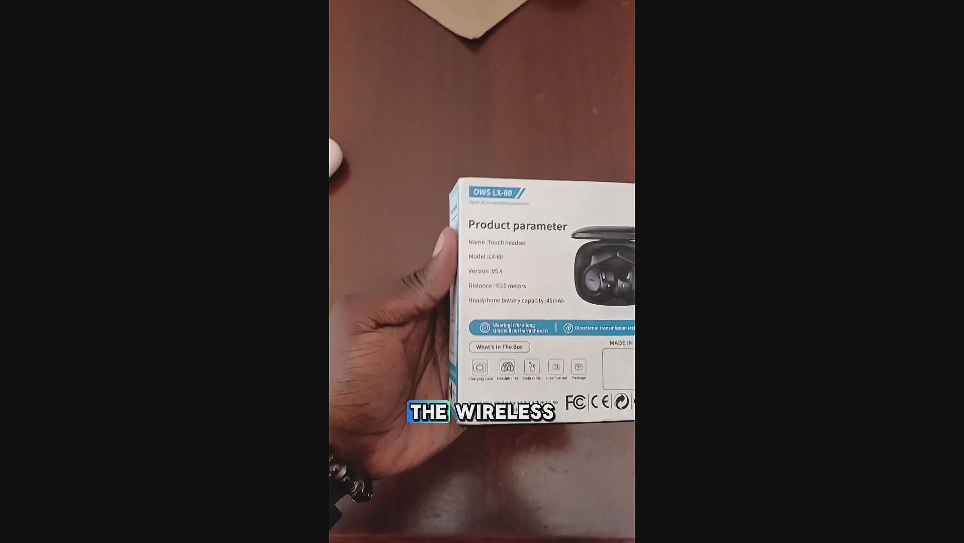 MODERNO hands-on demonstration of the open-ear earphones and touchscreen charging case
